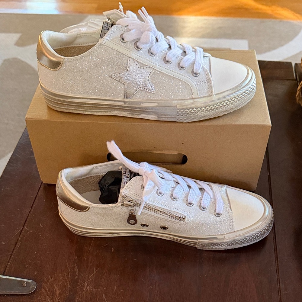 BNIB Vintage Havana girls ALIVE sneaker size 5
